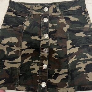 Almost Famous $11 HiRise Skirt SZS pockets 6 button stretch Green Camouflage